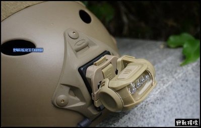 【野戰搖滾-生存遊戲】黑洞戰術頭盔專用 LED 電筒頭燈含轉接座【沙色】C款 Fast 盔照明燈頭盔燈OPS盔