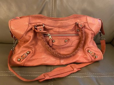 BALENCIAGA 巴黎世家 玫瑰粉紅色  羊皮 肩背包機車包 手提包，莓果桃色，size43 cm容量大，商品反映在價格