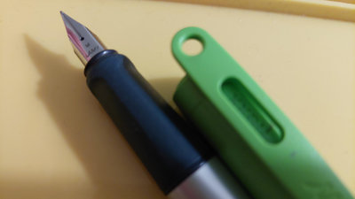 停產LAMY nexx系列鋼筆/綠，M尖，真的不太會拍鋼筆照。黑色筆袋997