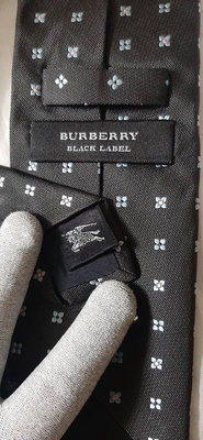 日本製(MIJ)絕版黑標-近新正品Burberry Black Label 戰馬黑色滿版小花絲質男士領帶