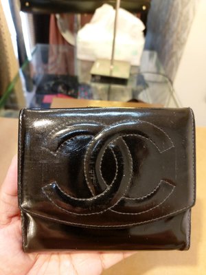 晶采臻品: CHANEL 真品~黑色亮皮LOGO短夾~特價3580