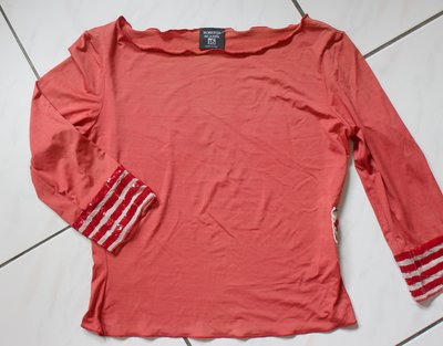 義大利名牌【ROBERTA SCARPA】淺橘紅超彈性袖口精緻亮片點綴七分袖薄款上衣賠售$299元免運