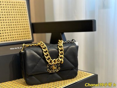 Cinder-ella 全套包裝Chanel19 bag 自從歐陽娜娜帶貨后全球斷貨很難買到 皮質是羊皮有點像羽絨服包包 NO3164