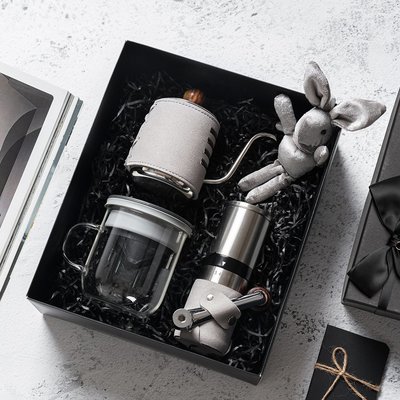 丹麥設計【 PO:Selected】手沖咖啡三件禮盒組 (咖啡壺-灰/免濾紙過濾咖啡杯350ml-黑灰/咖啡研磨器)