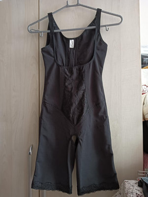 MIT竹炭精品LACOYA 黑色纖盈蕾絲連身塑身衣調整型塑身衣近新未穿（ M )竹炭紗82%