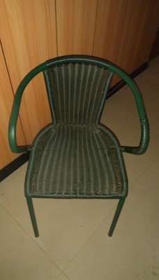 下殺!出清!!@座椅兩張，與星巴克咖啡座椅一模一樣，#@ 椅子材質 :*塑膠製藤條編製 和鋁管,@二手座椅,完好,#完美主羲者不要來!!