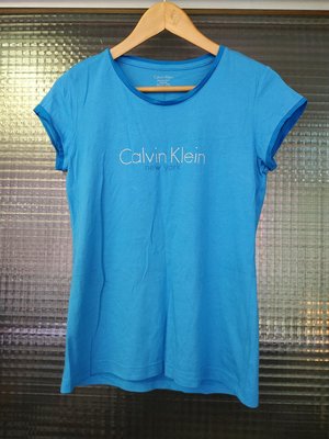 美國紐約品牌 Calvin Klein CK 水藍色棉質圓領logo短袖T恤上衣(女)