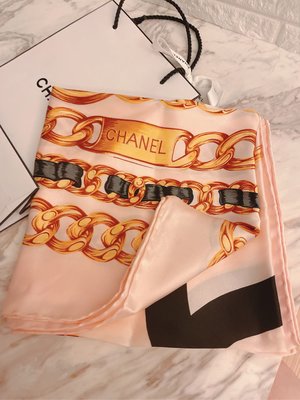（🎉已售）近全新正品✨香奈兒Chanel 稀有款絕美皮穿鏈金幣雙C大logo真絲絲巾領巾仙氣粉可裱框