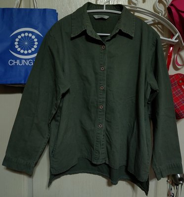 二手 QUEEN SHOP 軍綠色 兩側有口袋 前短後長 長袖 襯衫 罩衫 薄外套