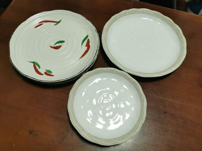日本回流  有古窯  大盤  餐盤 ，共有三款，一款是紅綠辣