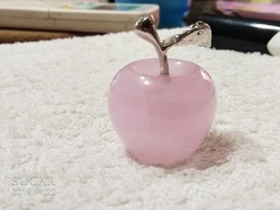 粉紅水晶蘋果可愛造型「意譯、平安、人緣、愛情、皆得意」價格：390