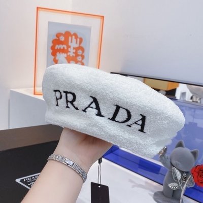 熱銷新款 PRADA 秋冬歐美時尚羊羔毛貝雷帽同步款雙面刺繡畫家帽街拍蓓蕾情侶帽 明星大牌同款