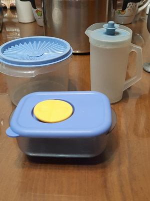 二手 Tupperware 微波保鮮盒+Tupperware 小壺+不是Tupperware 的藍色蓋收納罐