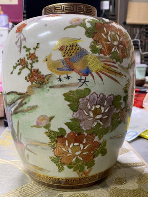日本瓷器薩摩燒花鳥圖案花瓶一個，中古品有使用痕跡屬正常現象，