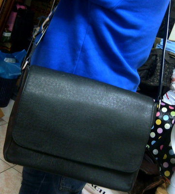 購買買家grandmother 男女適用 包況佳 11萬多元LV Taiga岩黑色斜背包(最頂規 產量極少 義大利製)方包書包側肩背包