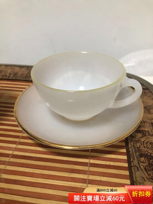 二手 法國arcopal弓箭手奶玻璃咖啡杯帶淺色調的奶玻璃杯，顏色