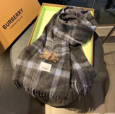 現貨精品代購 美國Outlet Burberry 巴寶莉 100%羊毛絨 圍巾 披肩 戰馬LOGO 經典格紋 藍色 可開發票