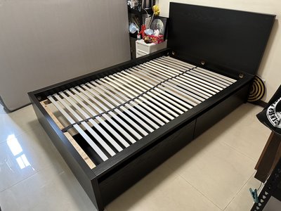 盡其用二手家具生活館  保存佳IKEA黑棕色四尺單人床架(有抽屜收納)/4尺單人加大床架/單人床底  自取價4800