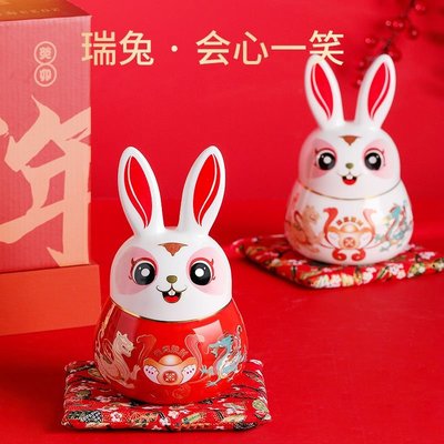 2023兔年新年可愛卡通生肖年會吉祥禮物可訂製陶瓷兔子存錢罐擺件ui80kki8-好鄰居百貨