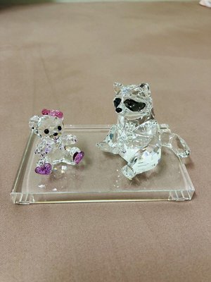 SWAROVSKI 施華洛世奇 全新水晶塑像組 (含浣熊、甜心小熊Kris、擺設底座)