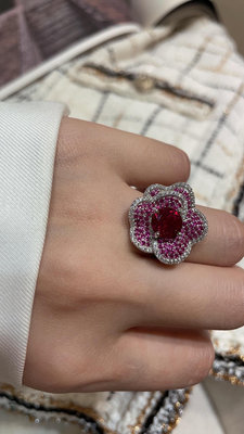 巴黎珠寶 新品貴族氣質紅寶石滿鉆花朵戒指 用艷麗明媚的紅寶石為花蕊 豪華圍鑲