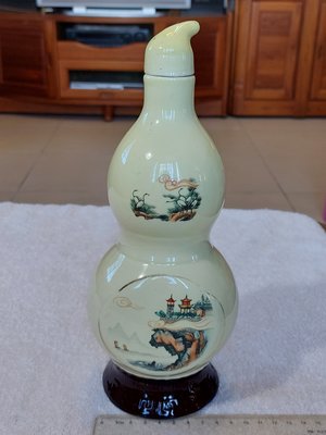 空酒瓶(26)~~特質三鞭酒~~中國煙台出品~~含蓋~~葫蘆型~~750g~~懷舊.擺飾