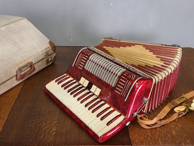 【卡卡頌  歐洲古董】義大利 古董 手風琴 (附原裝手提盒) 歐洲老件 樂器 拍片租借  ss0750 ✬