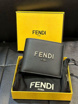 【EZ兔購】正品 FENDI 金屬 Logo 紋理皮 黑 皮革 8卡 短夾 皮夾 義大利製 現貨