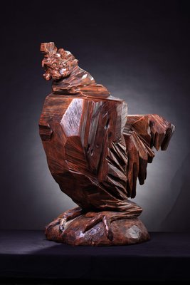《茁壯啟業 》雕塑 木雕公雞 作者：黃瑞元 材質：木雕 尺寸：60 x 31 x 72 cm