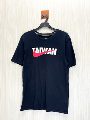 Nike 專櫃 黑色TAIWAN大勾純棉短T(男)