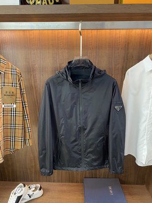 【皮皮購】Prada2023新款專櫃高檔原單素面夾克風衣外套