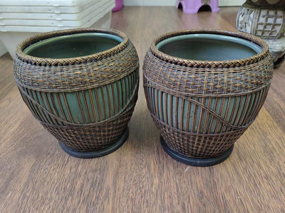 火缽 日本陶瓷火缽一對 外面是老竹編工藝 陶瓷內膽 底托也齊