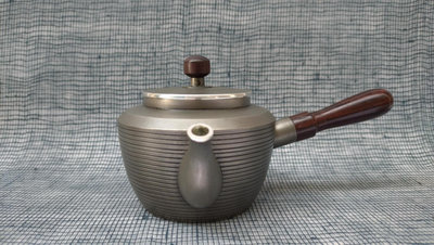 精美日本側把錫茶壺，日本大阪煙波浪華傳統手作錫器，約250cc，非水貨(附完稅証明)全新品。《茶里乾坤大 壺中日月長》