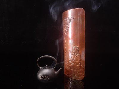 紫銅茶則，金工藝人全手工雕和尚參禪茶則，長約15公分，寬約6公分，高約1.3公分，雕工栩栩如生，茶席亮眼配件。