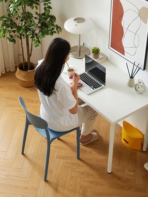 現貨熱銷-北歐設計家用餐椅塑料椅子現代簡約經濟型靠背凳子網紅食堂靠背椅