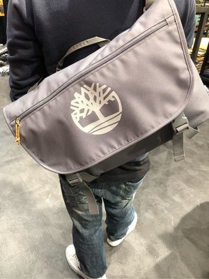 Timberland 灰色雙扣斜肩郵差包 電腦包側背包