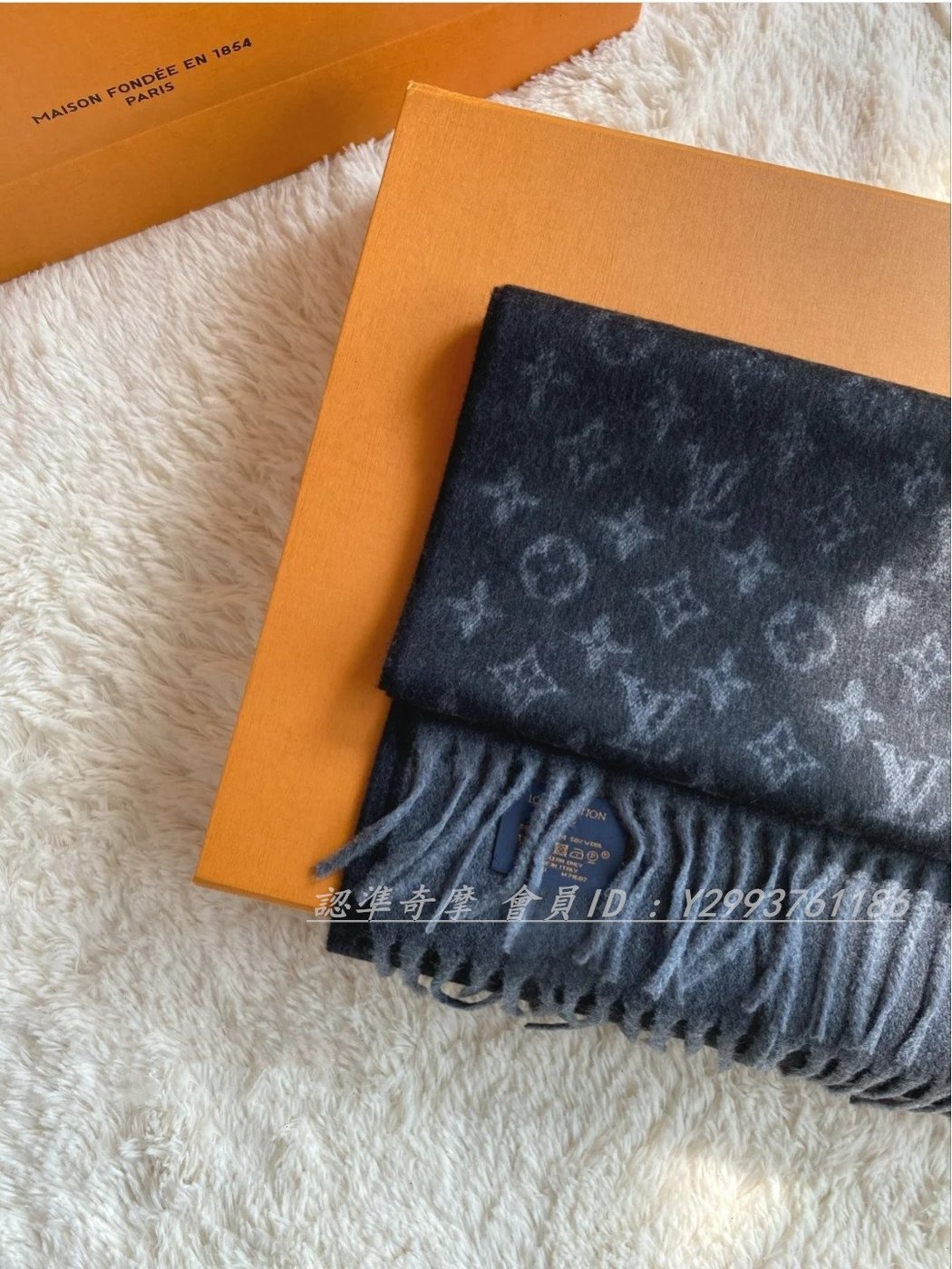 LV Beige Daily LV Scarf M76700 in 2023