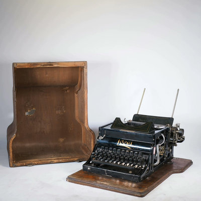 西洋古董稀有帶原木箱機械英文打字機，帶有點破損的原木箱蓋如圖