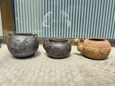 三把日本老鐵壺 一把龜文堂 一把龍文堂 那一把沒有看到款，饕