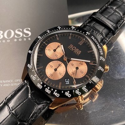 BOSS伯斯男女通用錶,編號HB1513580,42mm玫瑰金圓形精鋼錶殼,黑色三眼錶面,深黑色真皮皮革錶帶款
