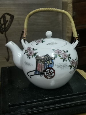 收藏一支日本早期"老九谷"燒製的鎏金老茶壺!