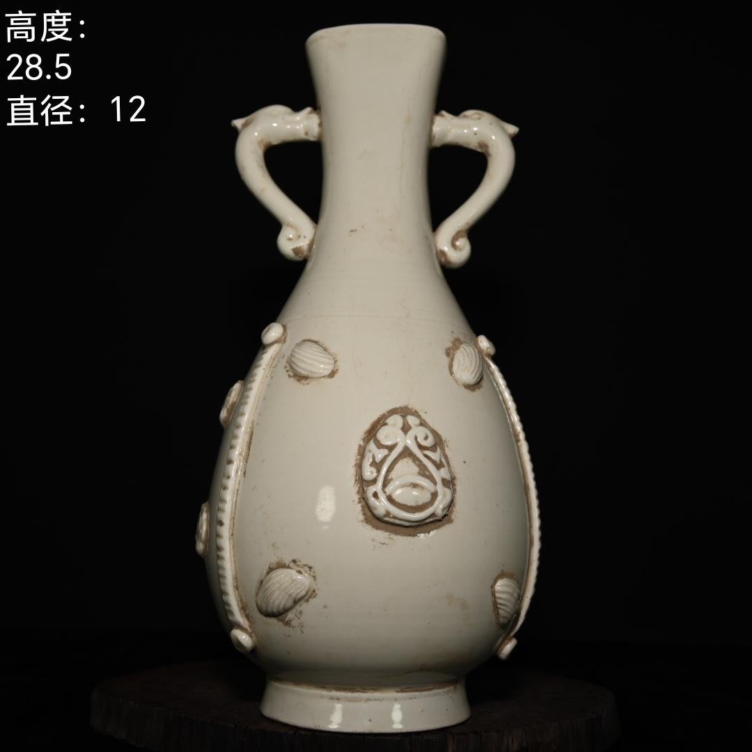 宋代定窯白釉堆花工藝雙耳花瓶。314050 高度：28.5cm直徑：12cm179 汝 