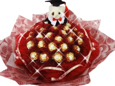 娃娃屋樂園~畢業學士熊+33朵金莎巧克力(網紗)花束-酒紅色 每束1550元/畢業花束