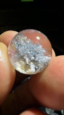 15.8mm天然灰砂糖梅花發晶單珠，一般這個品種都是黑發為主