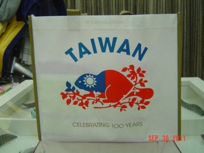 ROOTS  慶祝台灣 100年 國慶  限量隠藏版   狸貓圖騰環保購物袋  ( 全新) 特價:499元