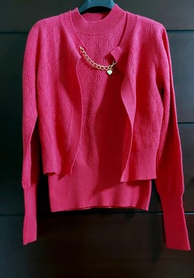 （出清）意大利製30％ Cashmere法國頂級精品 LOUIS VUITTON 玫紅色 LV品牌金鍊釦2件式針織毛衣，M背心➕開襟外套S碼，香奈兒 夏姿 迪奧