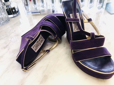 全新Salvatore Ferragamo 紫色麂皮小羊皮金邊厚底楔形高跟鞋