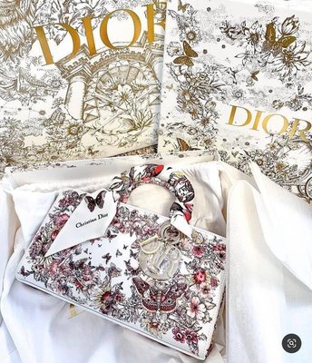 Lady D-Joy 手袋展現Dior系列白色大型藤格紋圖案。(直購價156800)訂金30000