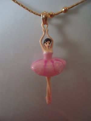 【巴黎妙樣兒】 法國廠製造 Les Nereides 芭蕾舞伶系列 金蔥櫻花粉褶痕舞衣 獨舞項鍊