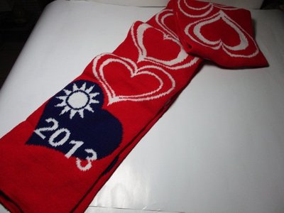 《瑋哥懷舊紀念館》2013 國旗 ( 愛心 ) 圍巾~(尺寸約：165 cm * 15.5 cm)…促000